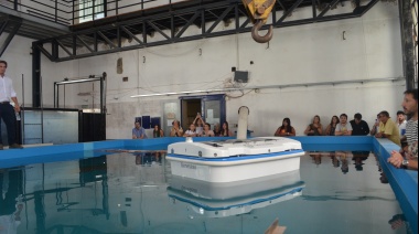 Presentaron un robot solar argentino que fue diseñado para aspirar residuos flotantes e hidrocarburos