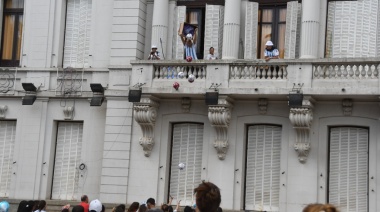 Argentina Campeona del Mundo: desde el balcón municipal el intendente de Pehuajó repartió pelotas de fútbol 