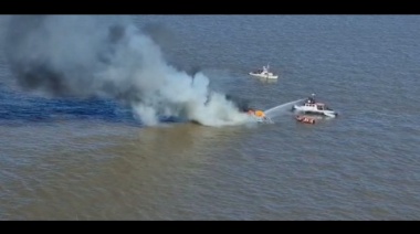 Video: desplegaron un operativo ante el incendio de una embarcación que navegaba por el Río de la Plata