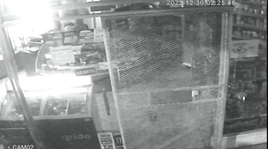 Video: un hombre alcoholizado chocó contra un kiosco y de milagro no hubo víctimas