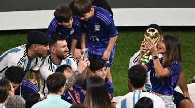 Creer o reventar: Messi levantó una Copa del Mundo trucha de un matrimonio de La Plata en los festejos tras ganar la Final en Qatar