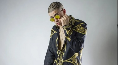 Video: una fan se quiso sacar una foto con Bad Bunny y el cantante le sacó el teléfono y se lo tiró al piso