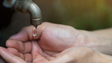 Trabajadores de ABSA realizan dos reparaciones en La Plata y Ensenada y faltará agua en zonas de ambos distritos