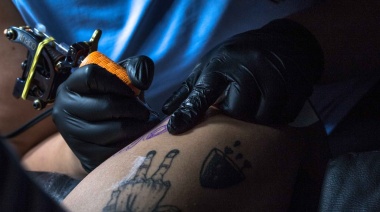 Una joven se fue a realizar un tatuaje y el tatuador cometió un error de ortografía que se volvió viral