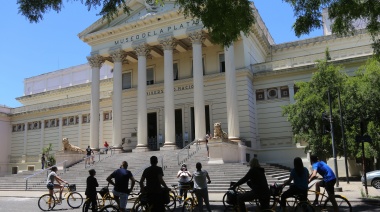 Durante todo el verano continuarán en La Plata los circuitos turísticos "Walking Tour" y "Bicitando la Ciudad"