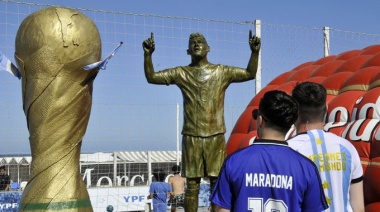 Inauguraron una estatua de Messi con las tres estrellas