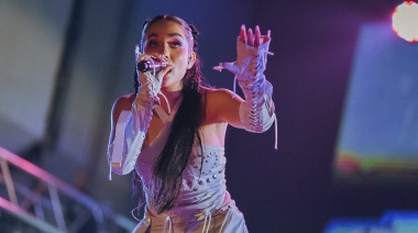 María Becerra brindó su primer show del año ante más de 9 mil personas en Helena Beach de Mar del Plata