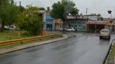 Operarios de ABSA trabajan en la reparación de una cañería en el barrio Puente Roma de Berisso y habrá baja presión en el distrito