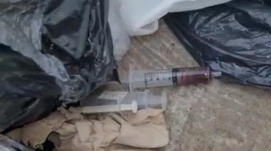 Riesgo sanitario en La Plata: dos hospitales tiran residuos patogénicos en la vereda y lo mostraron los recolectores de basura