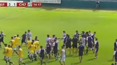 Video: durante un amistoso entre Quilmes y Chacarita los jugadores protagonizaron una batalla campal