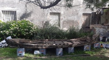 Un grupo de vecinos limpiaba el arroyo El Pescado y se encontró con una embarcación que dataría de principios del Siglo XX