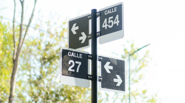 El Municipio de La Plata inició la colocación de tres mil nomencladores en diversos barrios del Partido