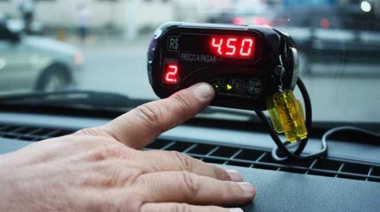 Una pasajera le pidió a un taxista que bajara el volumen y recibió un palazo en la cabeza