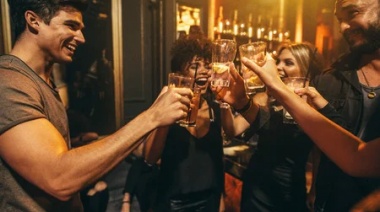 Tras separarse en el 2016, una mujer decidió crear un Club de Solteros para concertar salidas en grupo y la idea llegó a Europa
