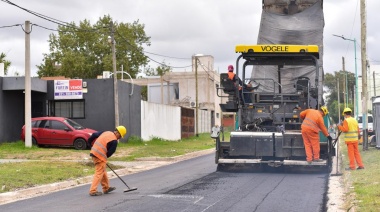 La Municipalidad de La Plata trabaja en la colocación de la correspondiente carpeta asfáltica en 79 entre 118 y 119