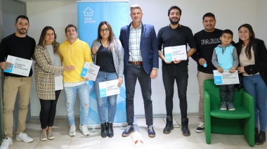 Scatolini encabezó una nueva entrega de lotes con servicios del Procrear a familias de La Plata y Berisso