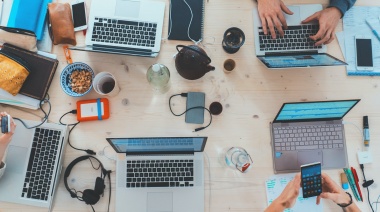 La Municipalidad de La Plata y Telecom lanzaron un programa de formación gratuita en programación y oficios digitales