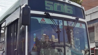 Un micro de la línea 506 chocó con un motociclista y una persona resultó herida