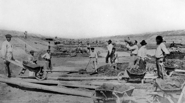 Vivían en casas prefabricadas y eran mayoritariamente italianos: postales sobre la vida de los trabajadores que construyeron La Plata