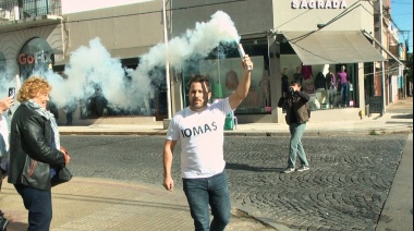 Martín Tetaz encabezó una protesta en el IOMA con una bengala de humo blanco en la mano