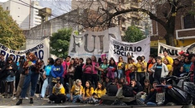 La FULP marchó al Ministerio de Transporte bonaerense en La Plata para reclamar por "las problemáticas con el boleto estudiantil"