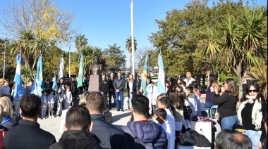 Garro participó del aniversario de City Bell y recorrió obras que se ejecutan en la zona