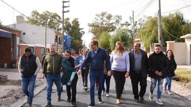 Garro recorrió los trabajos de pavimentación que el Municipio realiza en el barrio El Palihue