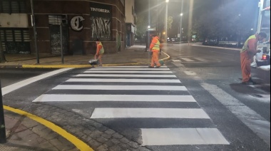 La Secretaria de Espacios Públicos de La Plata ya pintó más de 15 mil metros cuadrados de sendas peatonales y carriles en lo que va del año