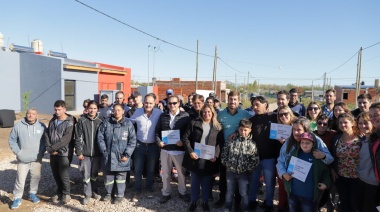 Maggiotti y Ustarroz entregaron viviendas en Mercedes