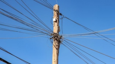 El concejal Luis Arias presentó un proyecto para contener en un poste único los servicios prestados a través de cables