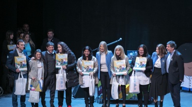 Con la presencia del cantante de La Mosca, Axel Kicillof encabezó el acto de promesa de lealtad a la Bandera por parte de estudiantes de la región