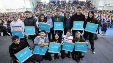 Kicillof entregó 2.150 computadoras a estudiantes secundarios de Florencio Varela