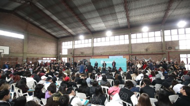 Axel Kicillof entregó computadoras a estudiantes de San Isidro