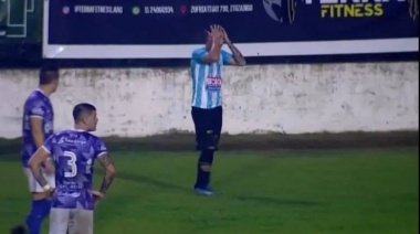 Expulsado por orinar: un jugador del Ascenso vio la roja por hacerlo en pleno partido