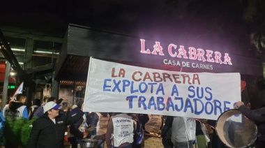 Trabajadores gastronómicos se movilizaron en City Bell para reclamar el pago de un bono de 25 mil pesos