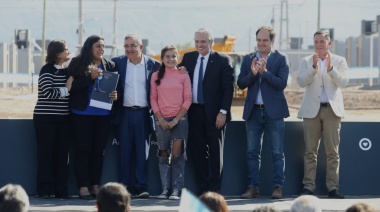 Alberto Fernández, Santiago Maggiotti y el gobernador Jalil entregaron 90 viviendas en Valle Chico