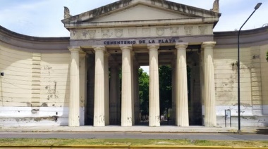 Una mujer fue a visitar el nicho de sus padres al Cementerio Municipal de La Plata y advirtió que faltaban los féretros