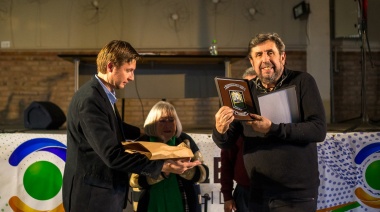El municipio de Alem entregó subsidios y apoyó la Feria del Libro, que cerró con la charla de Alejandro Apo