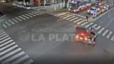 En La Plata una mujer se salvó por un milagro de que la embistieran en un brutal accidente