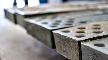 Renovarán vías de trenes argentinos con durmientes fabricados con plástico reciclado, una alternativa a los de hormigón o quebracho