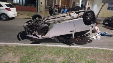 Un conductor intentó chocar un patrullero en La Plata, volcó y quedó detenido