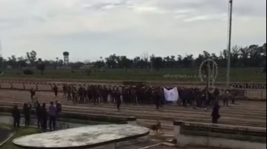 Vareadores del Hipódromo de La Plata se manifestaron este jueves y debió suspenderse la jornada hípica