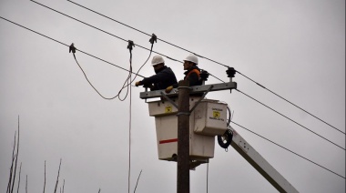 Personal de EDELAP trabaja tras el fuerte temporal que azotó a la región La Plata