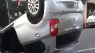 Increíble choque y vuelco entre dos autos en La Plata