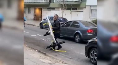 Martin Ciccioli tuvo su día de furia: mirá el video en el que se lo ve tirando un cartel en la vía pública