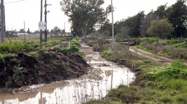 Destaparon un conducto obstruido que impedía el correcto escurrimiento del agua en un barrio de La Plata