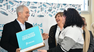 Julio Alak entregó 100 computadoras a estudiantes de La Plata