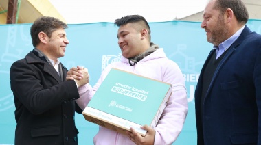 Kicillof entregó computadoras personales a estudiantes de San Miguel