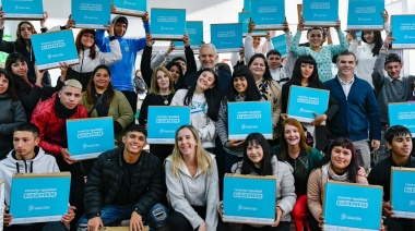 Julio Alak encabezó una nueva entrega de computadoras para alumnos de La Plata
