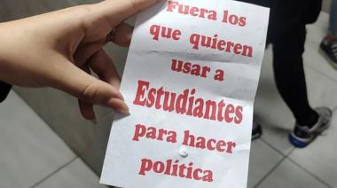 El bruerismo llenó el estadio pincha de panfletos contra Julio Alak